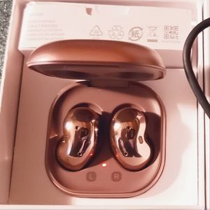 BRAND NEW SAMSUNG EAR PODS LIVE